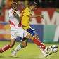 Felipe Melo chuta para fazer o terceiro gol do Brasil contra o Peru