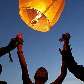 Ingleses soltam um balão para comemorar o início do Glastonbury Festival, ao sul da Inglaterra Ingleses soltam um balão para comemorar o início do Glastonbury Festival, ao sul da Inglaterra