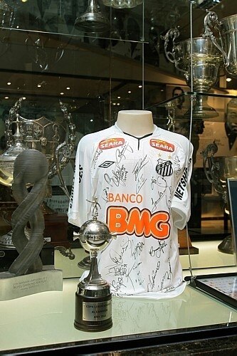 Conheça o memorial dos 100 anos de conquistas do Santos