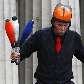 Artista de rua se equilibra durante a abertura do Festival Edinburgh Fringe, no Reino Unido