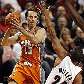 Steve Nash, do Phoenix Suns, tenta o passe contra Andre Miller, do Portland Trail Blazers Steve Nash, do Phoenix Suns, tenta o passe contra Andre Miller, do Portland Trail Blazers