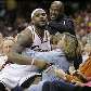 LeBron James cai no colo de uma torcedora durante vitória do Cleveland Cavaliers LeBron James cai no colo de uma torcedora durante vitória do Cleveland Cavaliers