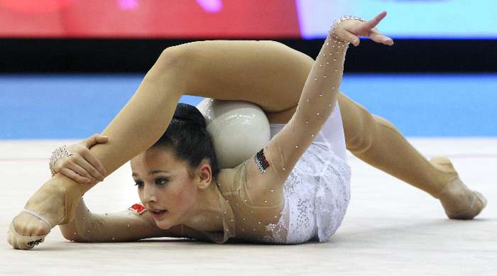 Monika Mincheva se contorce em eliminatória do Mundial de ginástica rítmica