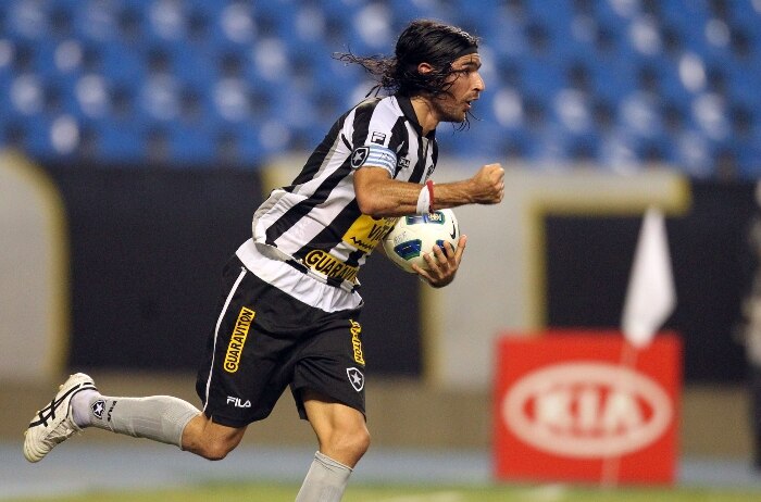 Com gol de Loco Abreu, Botafogo apenas empata com o Avaí em casa