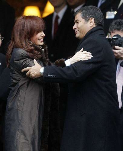 Rafael Correa, do Equador, é recebido pela argentina Cristina Kirchner em Bariloche