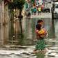 Duas crianças atravessam rua alagada no Jardim Romano, zona leste de São Paulo Duas crianças atravessam rua alagada no Jardim Romano, zona leste de São Paulo