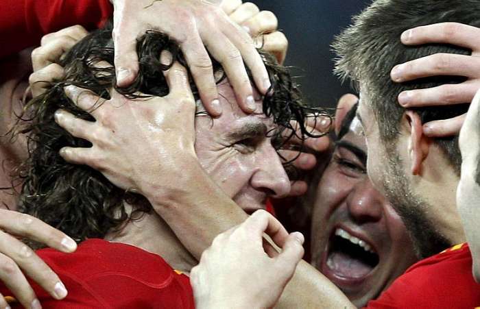 Abraçado por seus companheiros, Puyol comemora seu gol, que classificou a Espanha para a final