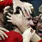 Abraçado por seus companheiros, Puyol comemora seu gol, que classificou a Espanha para a final Abraçado por seus companheiros, Puyol comemora seu gol, que classificou a Espanha para a final