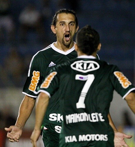 Barcos comemora o segundo gol do Palmeiras sobre o Guaratinguetá