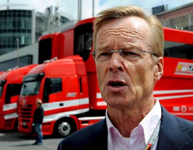 Ari Vatanen, ex-piloto de rali e candidato à presidência da FIA, assiste treino da F-1