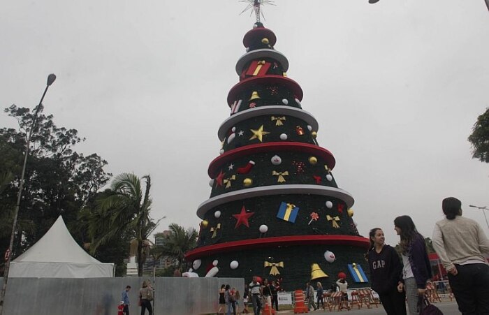 Inauguração de árvore de Natal reúne multidão no Ibirapuera