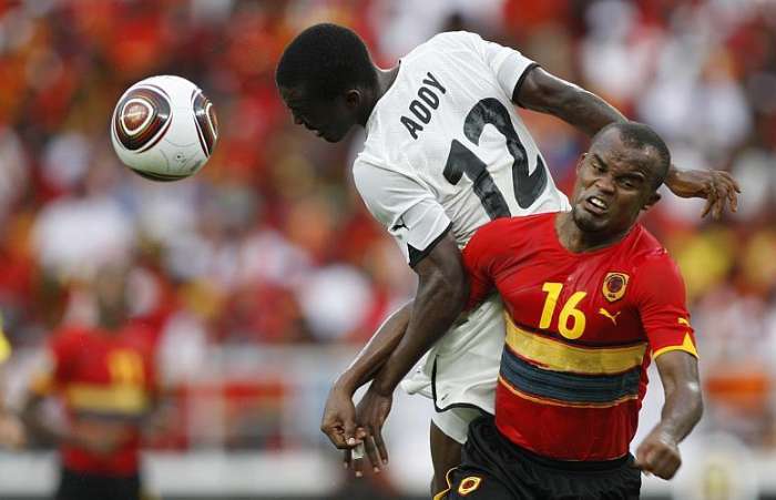 Lee Addy, de Gana, cabeceia a bola em disputa com Flávio, de Angola, na Copa Africana de Nações