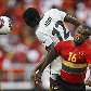 Lee Addy, de Gana, cabeceia a bola em disputa com Flávio, de Angola, na Copa Africana de Nações Lee Addy, de Gana, cabeceia a bola em disputa com Flávio, de Angola, na Copa Africana de Nações