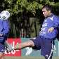 O atacante Cabañas bate bola em treino da seleção paraguaia, em Luque O atacante Cabañas bate bola em treino da seleção paraguaia, em Luque