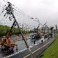 Após tufão no Japão, trabalhadores recolocam postes de energia Após tufão no Japão, trabalhadores recolocam postes de energia