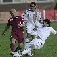 Almog Cohen, de Israel, disputa bola com Pereplotkin, da Letônia, nas eliminatórias da Eurocopa