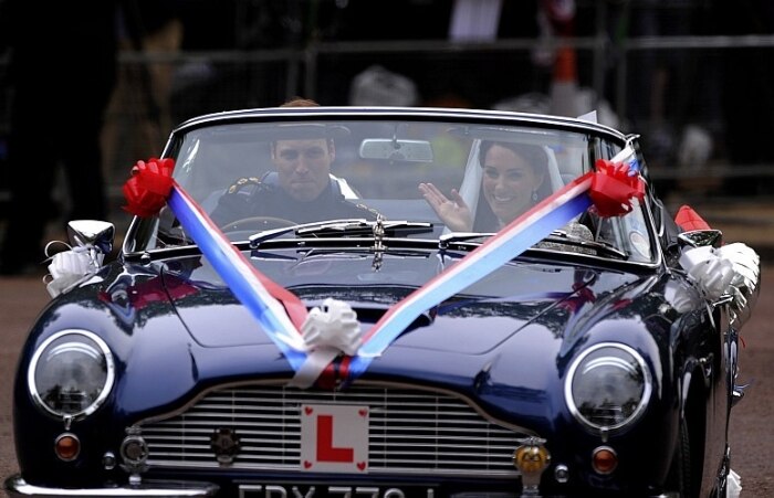 O novo casal real, príncipe William e Kate Middleton, duquesa de Cambridge, passeiam no Aston Martin