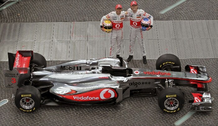 Os ingleses Lewis Hamilton e Jenson Button posam com o McLaren MP4-26, carro para a Fórmula 1 2011