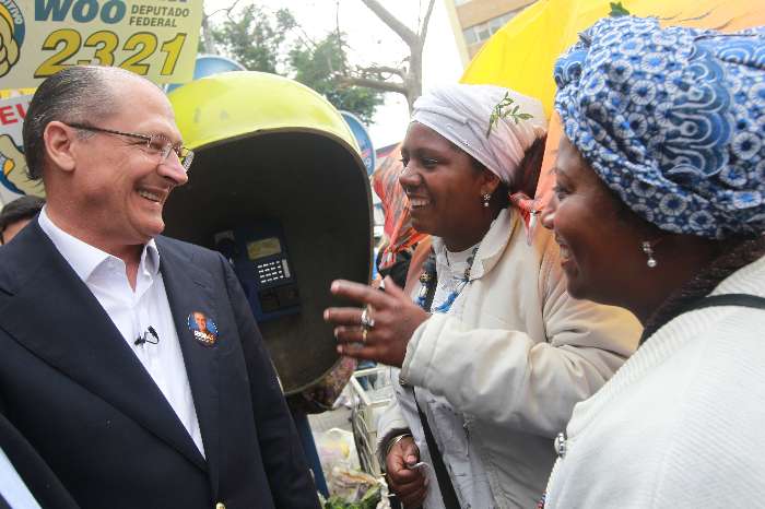 Alckmin com mães de santo no Largo da Liberdade, em São Paulo - 02.08.2010