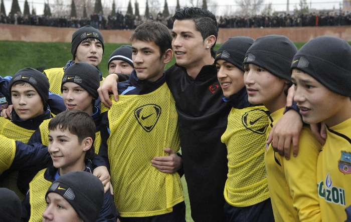 Cristiano Ronaldo posa com garotos em evento de caridade na cidade de Tashkent, no Usbequistão