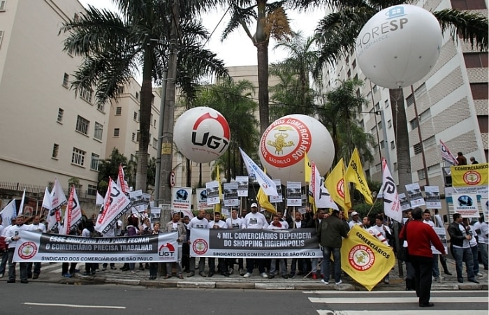 Manifestantes protestam contra fechamento do Shopping Higienópolis