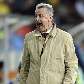 O técnico da Suíça Hitzfeld passa instruções para seus jogadores