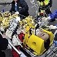 O polonês Robert Kubica, da Lotus Renault, é retirado do carro após acidente grave em rali na Itália