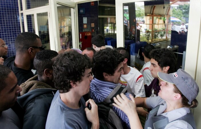 Mais de 5 milhões de estudantes fazem hoje a 1ª prova do Enem 2011