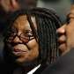 Atriz Whoopi Goldberg conversa com repórter antes do desfile da Calvin Klein