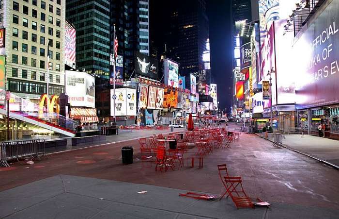 Região da Times Square, muito frequentada por turistas, ficou completamente deserta 
