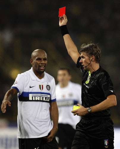 Maicon, da Internazionale, é expulso pelo árbitro Roberto Rosetti na vitória por 3 a 1 sobre Bologna