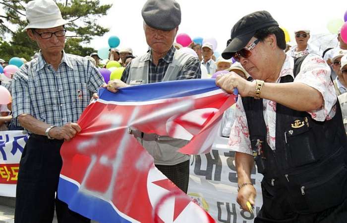 Bandeira da Coreia do Norte é rasgada em Seul; Pyongyang é acusada de iniciar o conflito com invasão