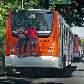 Duas garotas pegam carona na traseira de ônibus na avenida Rebouças, em São Paulo. 24/12/2009