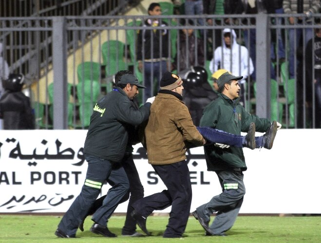 Torcida invade campo no Egito e ao menos 73 pessoas morrem