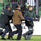 Torcida invade campo no Egito e ao menos 73 pessoas morrem Torcida invade campo no Egito e ao menos 73 pessoas morrem