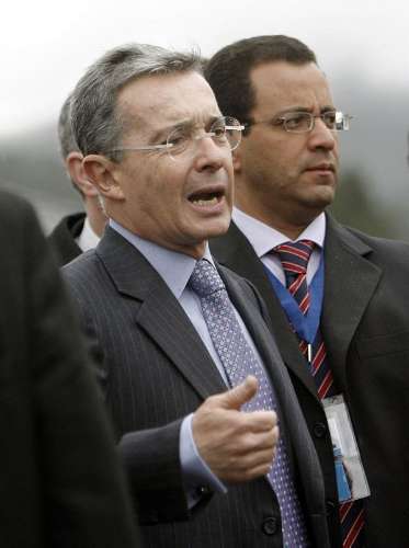 Álvaro Uribe, responsável pelo polêmico acordo com os EUA, chega acompanhado de seguranças