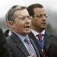 Álvaro Uribe, responsável pelo polêmico acordo com os EUA, chega acompanhado de seguranças