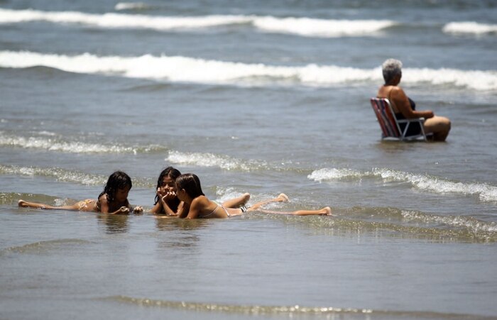 Sábado de sol leva banhistas às praias de Santos
