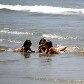 Sábado de sol leva banhistas às praias de Santos