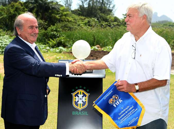 Blatter cumprimenta Teixeira no lançamento das obras de sede da CBF