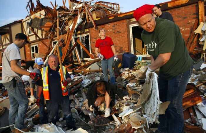Pessoas afetadas pelo tornado em Joplin, Missouri, nos EUA