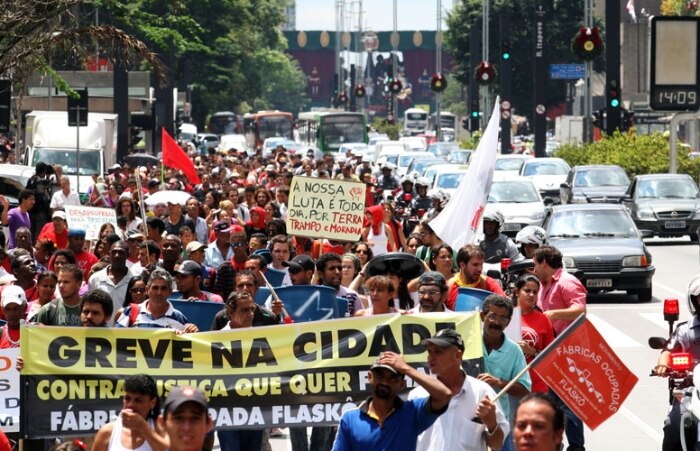 Cerca de 500 protestam por moradia na Avenida Paulista