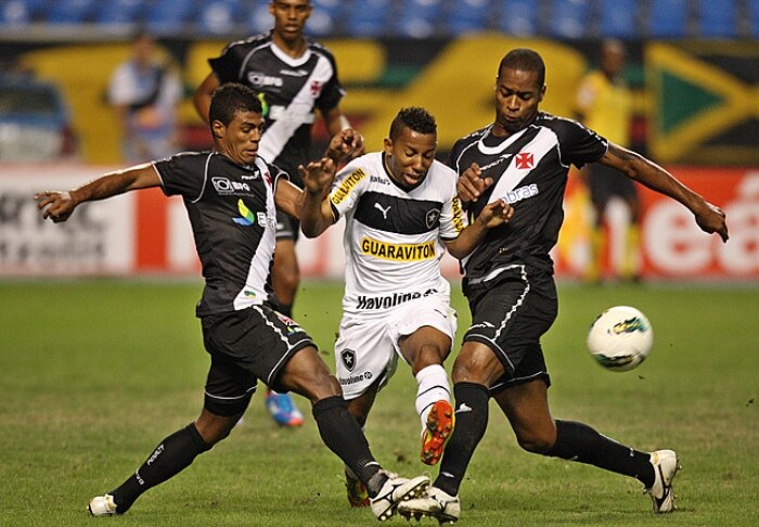 Primeiro clássico de Seedorf no Botafogo termina com vitória do Vasco