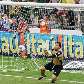 Goleiro Iarley rebate chute de Rogério Ceni, que originou o gol de Borges