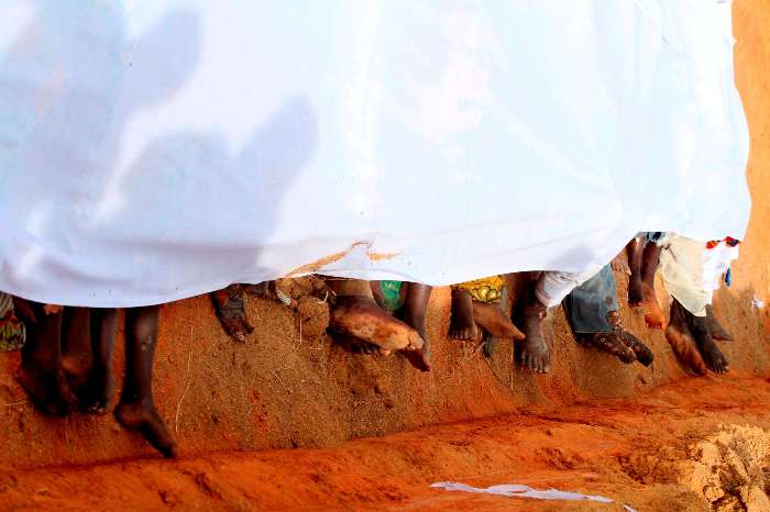 Corpos das vítimas mortas por ataques religiosos em Dogo Nahawa, Nigéria