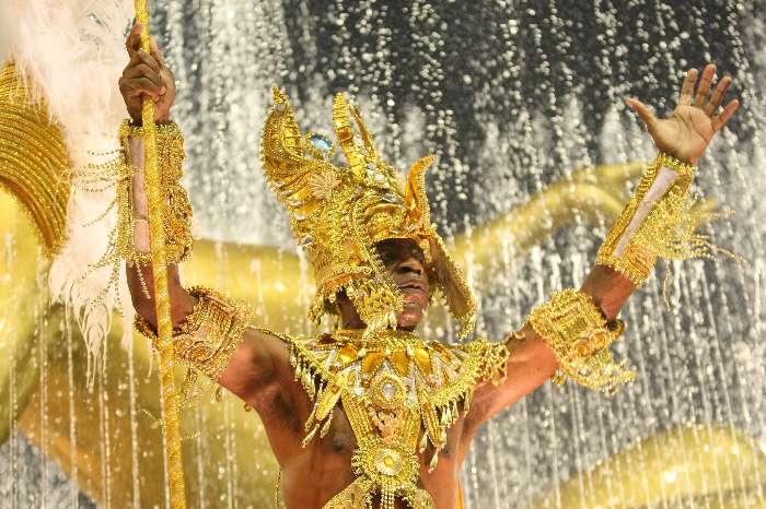 Escola levou água à Sapucaí em seu desfile sobre o banho