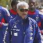 O técnico Raymond Domenech (direita) quer o time bem preparado para fazer bonito no Mundial