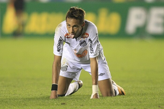 Neymar demonstra cansaço na derrota do Santos para o Coritiba por 3 a 2 na Vila Belmiro
