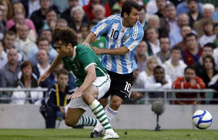 Messi dribla adversário durante vitória da Argentina por 1 a 0 sobre a Irlanda