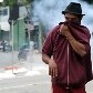 Moradores entram em confronto com a PM em reintegração de posse Moradores entram em confronto com a PM em reintegração de posse